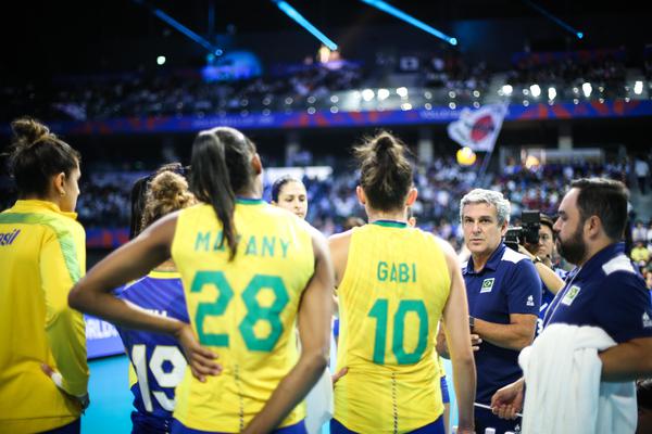 Zé Roberto define as 14 jogadoras da 1ª semana da VNL