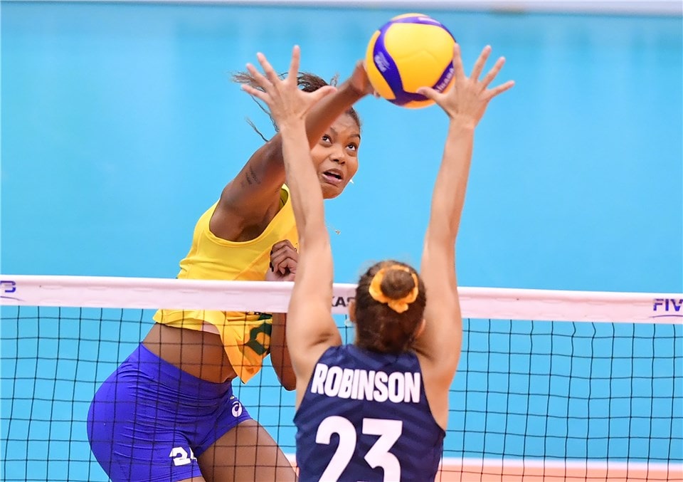 Lorenne é confirmada pelo campeão russo – Web Vôlei