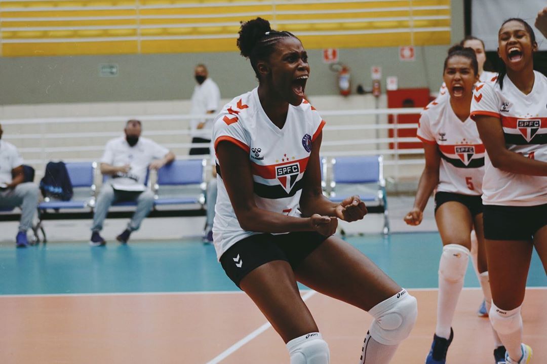 Lorenne é confirmada pelo campeão russo – Web Vôlei