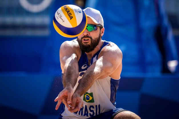 Baixinho”, Bruno Schmidt é eleito o melhor jogador de vôlei de praia do  mundo em 2015 — Rede do Esporte