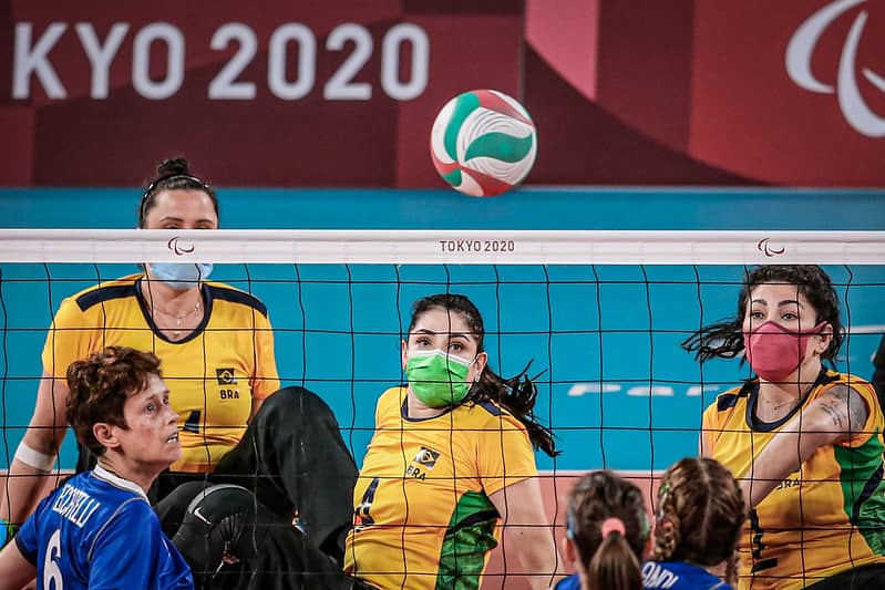 Homem mais alto do Brasil estreia no vôlei sentado por ouro em Paris