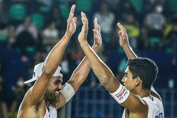 Renato e Vitor Felipe vôlei de praia