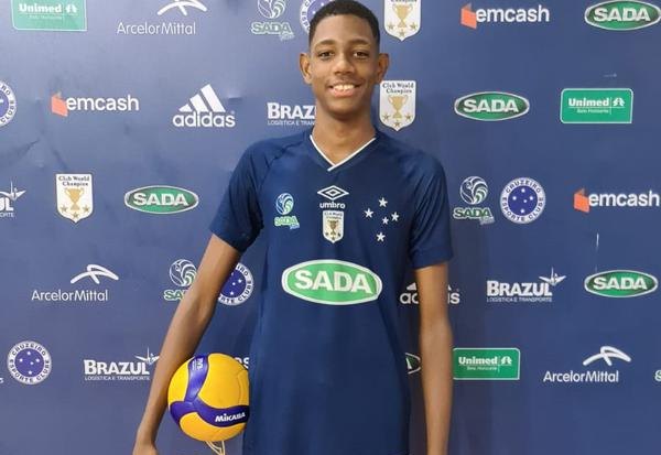 Jovem jogador de vôlei na quadra