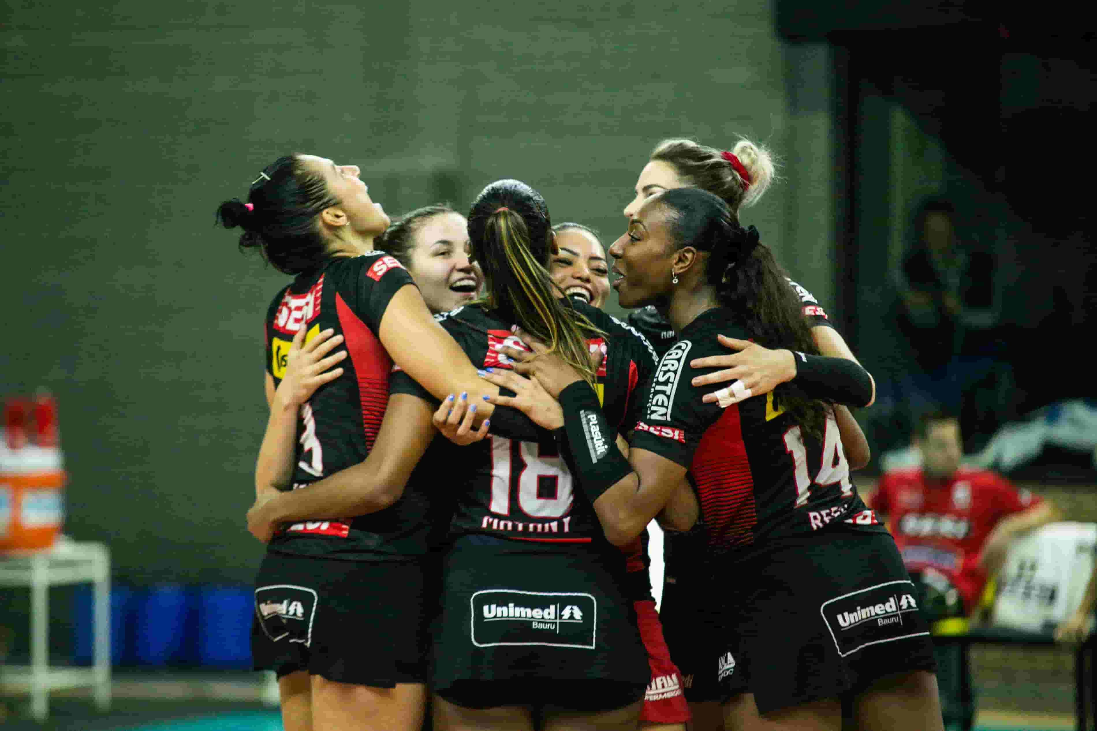 Praia Clube vence no tie-break e é campeão do Sul-Americano Feminino de  Vôlei