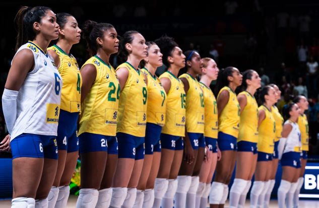 Carol exalta representatividade: Sorte no jogo e no amor – Web Vôlei