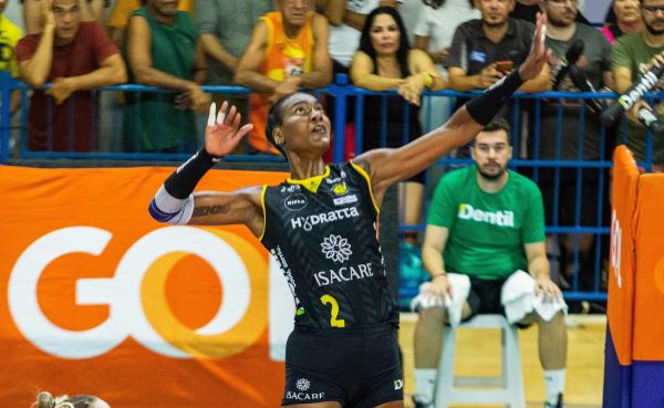 Carol exalta representatividade: Sorte no jogo e no amor – Web Vôlei