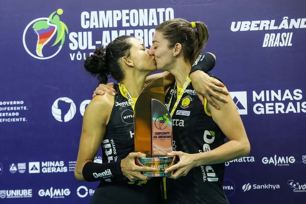 Carol exalta representatividade: Sorte no jogo e no amor – Web Vôlei