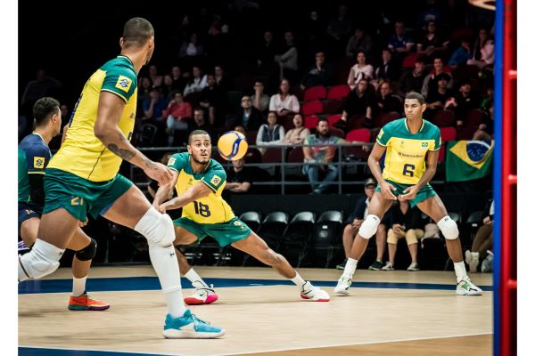 Brasil bate Argentina no tiebreak e mantém 100% no vôlei masculino