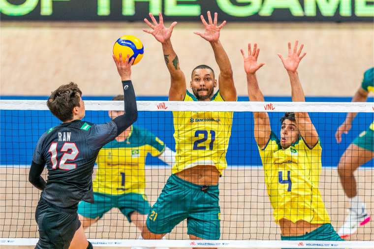 No tie-break, seleção brasileira feminina de vôlei bate o Japão e