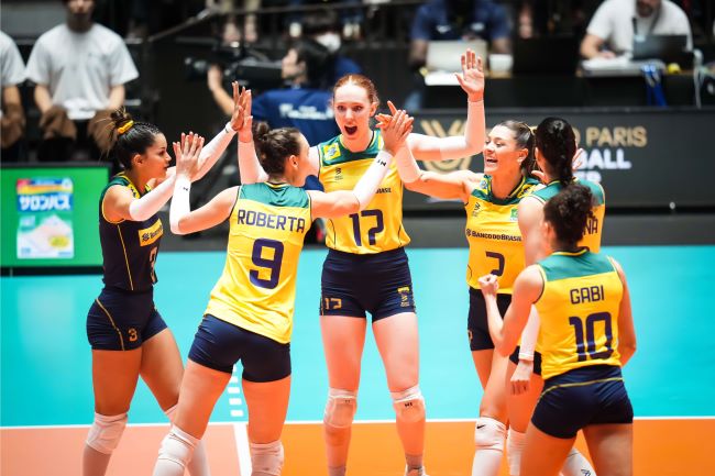 Brasil vence dominicanas no tie-break, e vôlei feminino garante