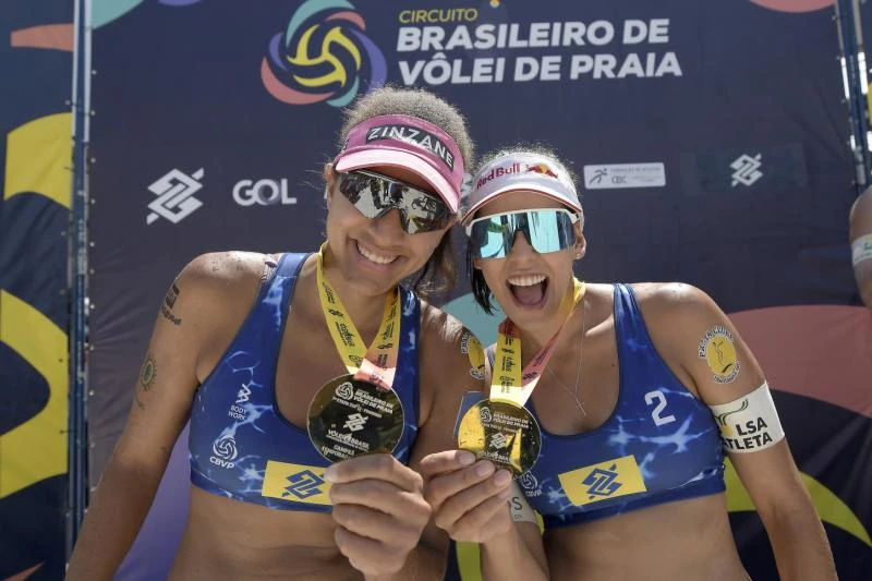 Duda e Ana Patrícia exibem medalha de ouro