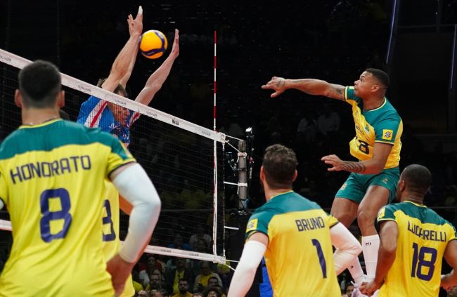 Brasil estreia com vitória no tie-break pelo Mundial de Vôlei