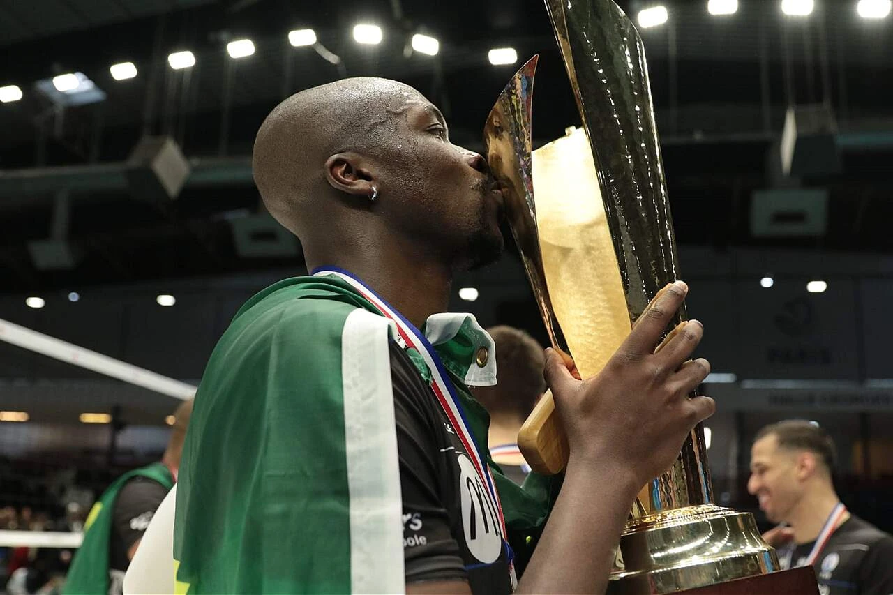Abouba beija troféu da Copa da França
