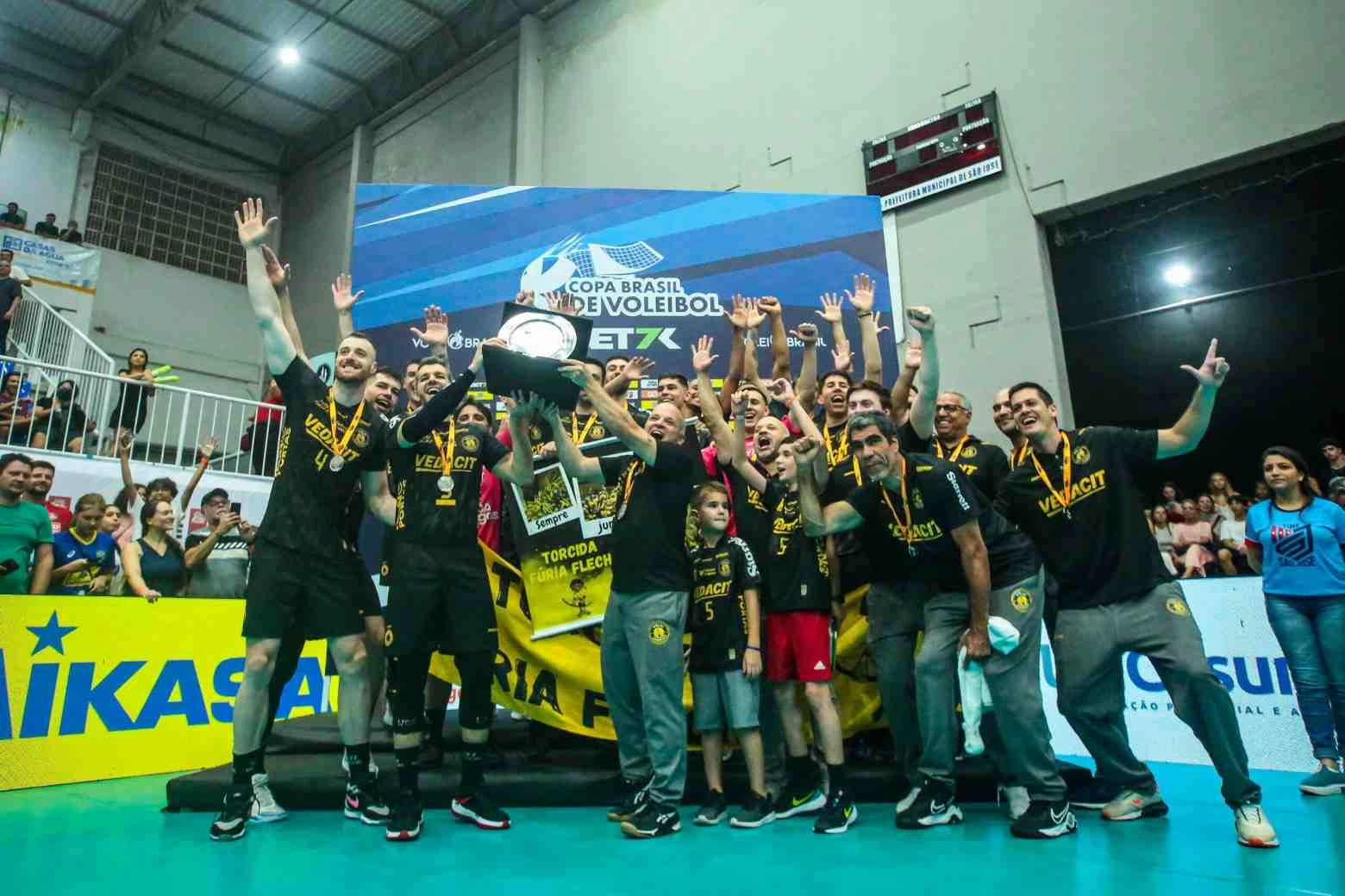 Franco e seus companheiros comemoram a prata da Copa Brasil