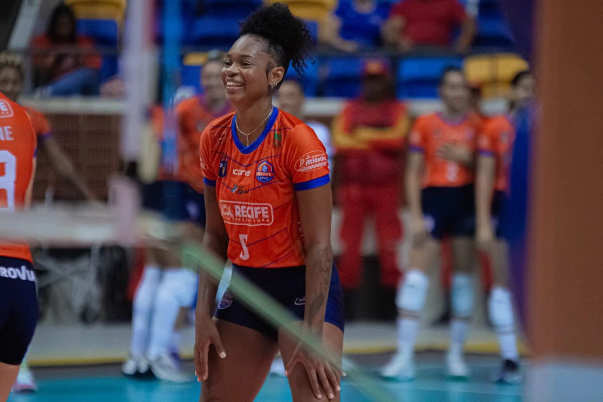 Sabrina, conhecida como Sassá, defende o Recife na Superliga B