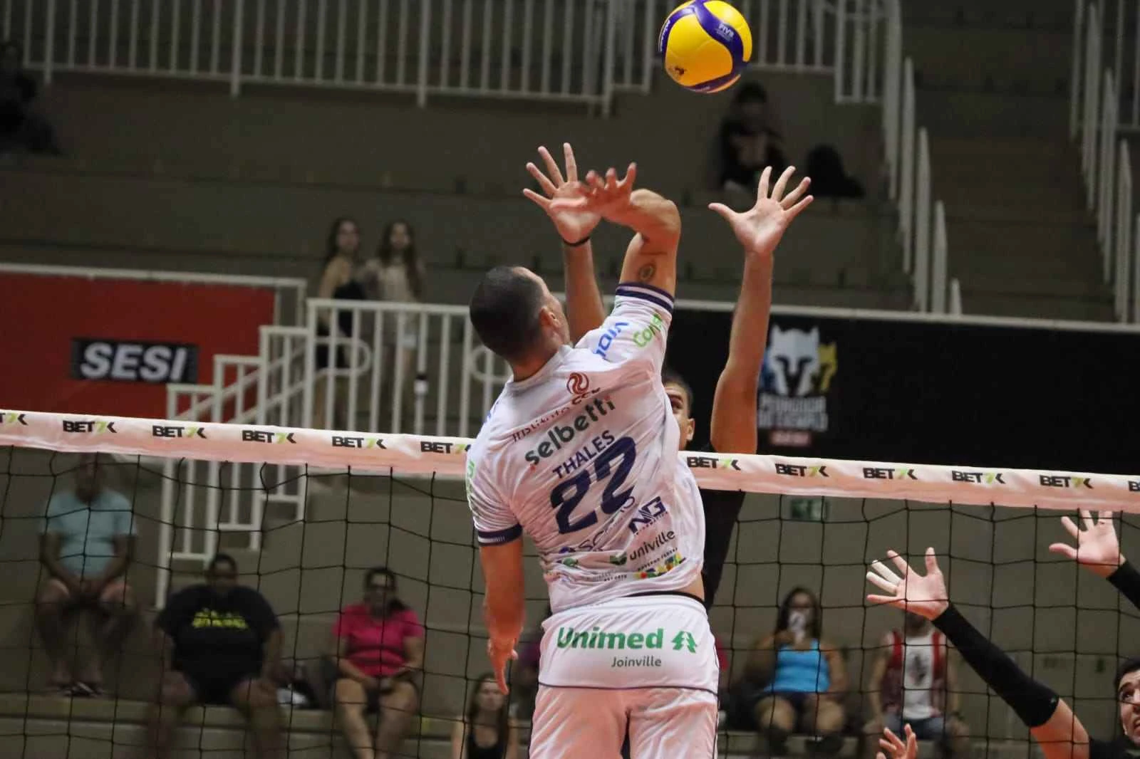 Thales em ação na vitória do Joinville