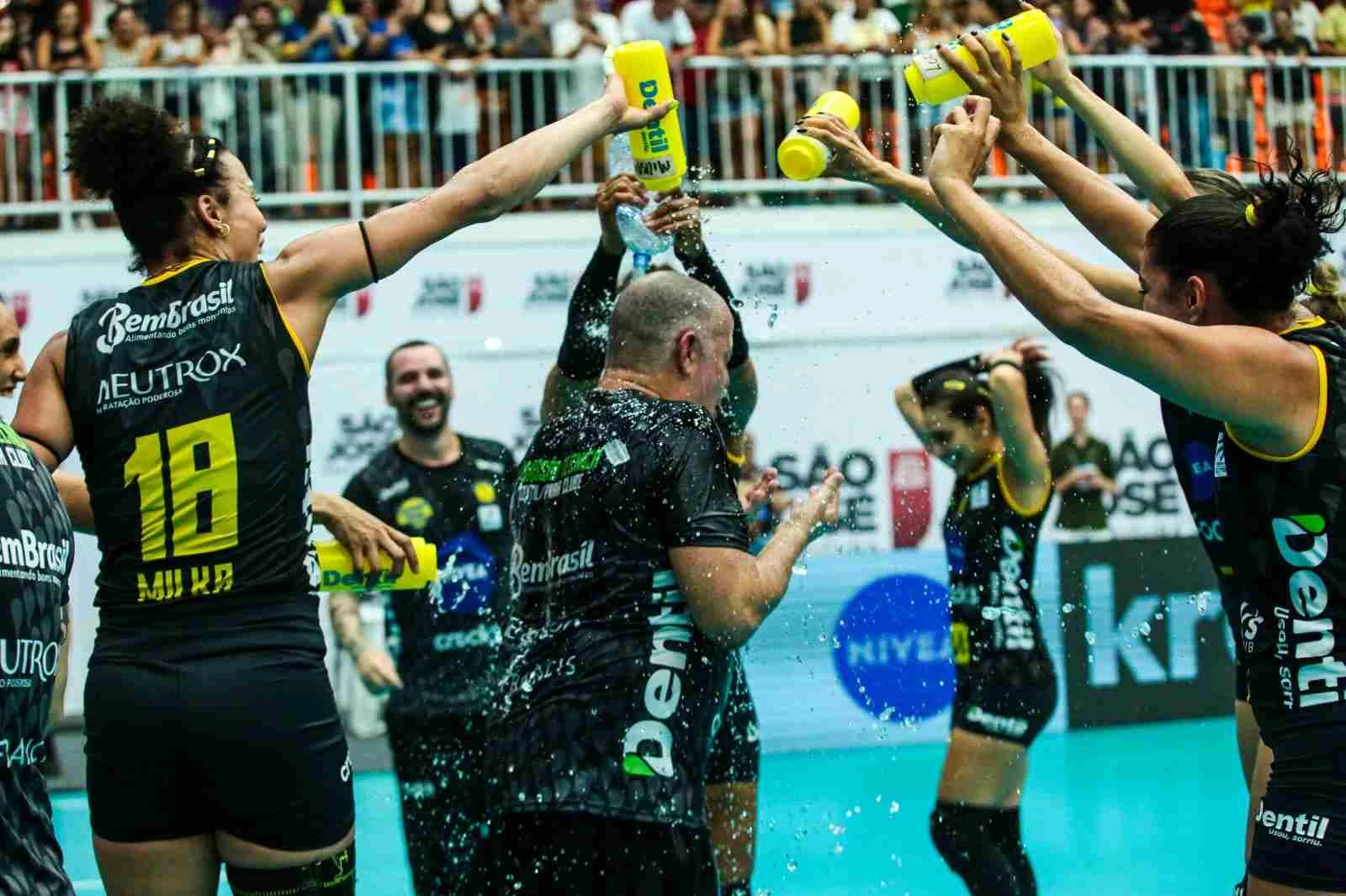 Paulo Coco é festejado após o título da Copa Brasil pelo Praia Clube