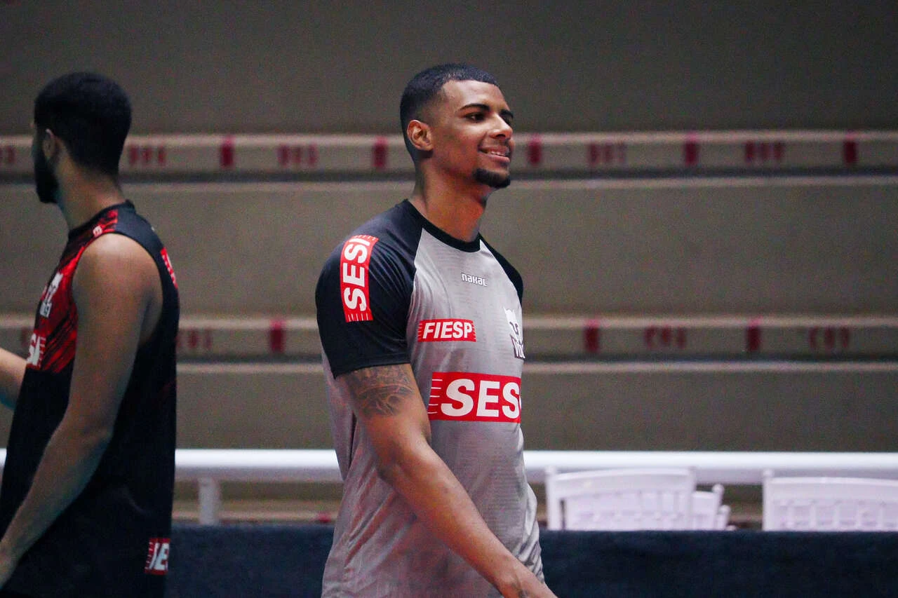 Robert renova com Sesi