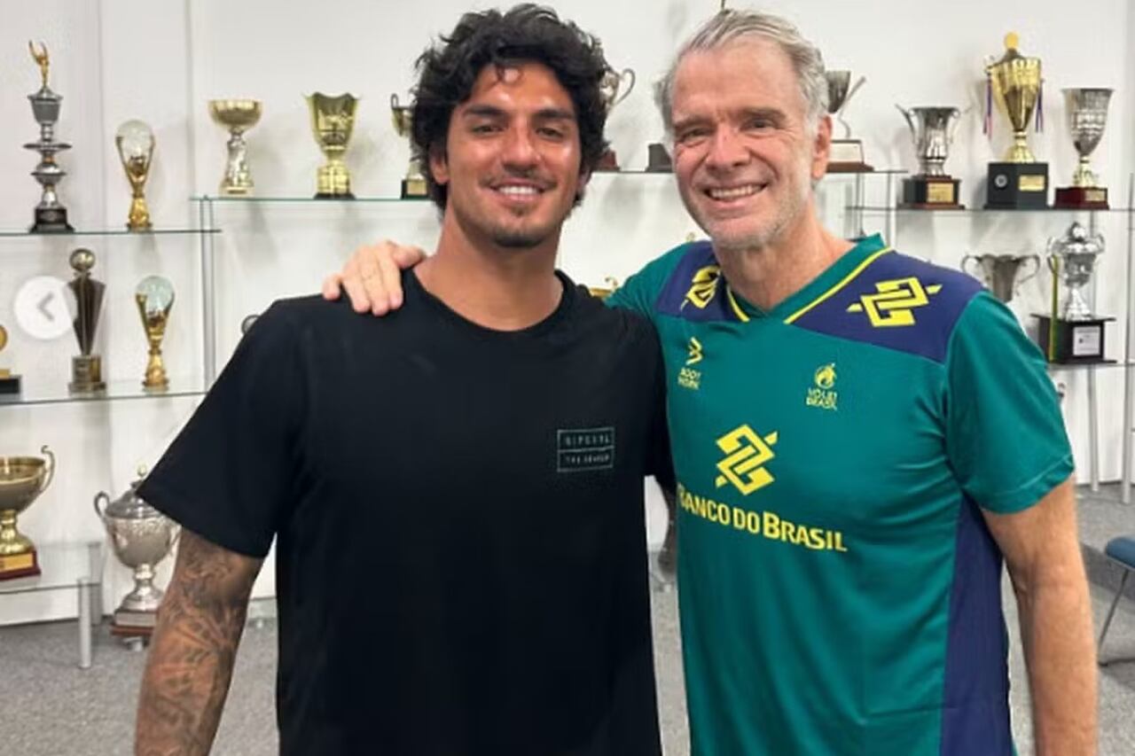 Gabriel Medina e Bernardinho em treino em Saquarema