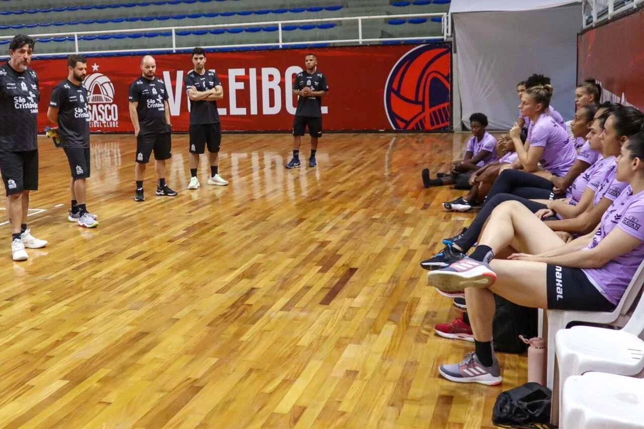 Jogadoras do Osasco em papo com comissão técnica