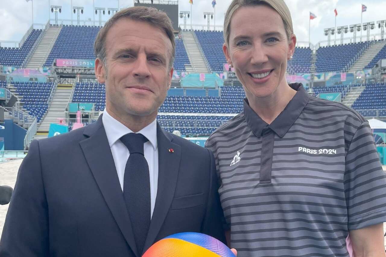Emmanuel Macron, presidente da França, e Louise Bawden, embaixadora e representante da FIVB no Estádio da Torre Eiffel