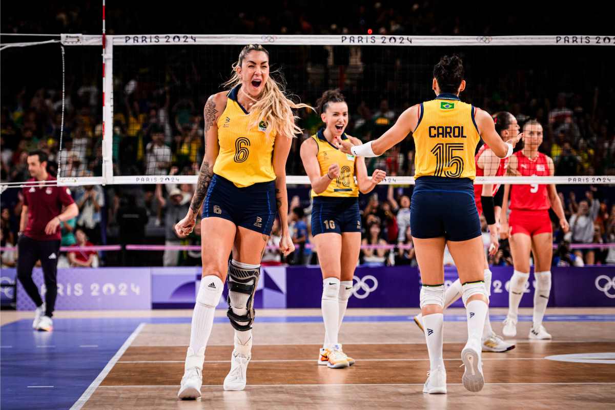 Thaisa celebra com Gabi ao fundo. União dentro e fora de quadra