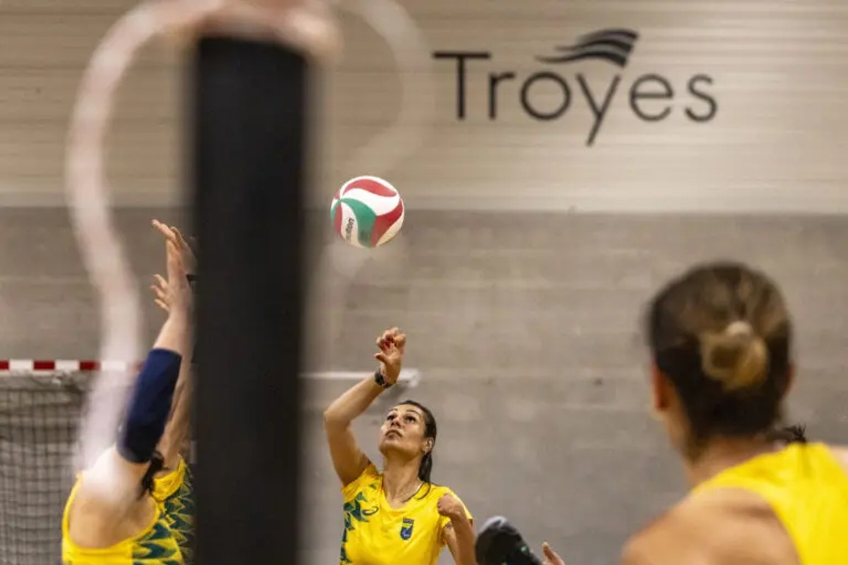 Treino da equipe do feminina do Brasil de vôlei sentado (Foto: Alessandra Cabral/CPB)