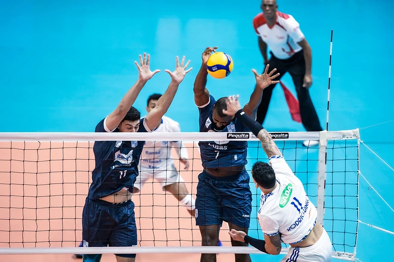 Rodriguinho em ação em Minas x Cruzeiro