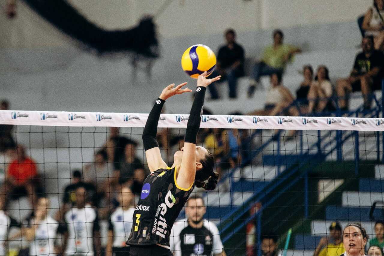 Macris em ação na vitória por 3 sets a 0 sobre o Mackenzie