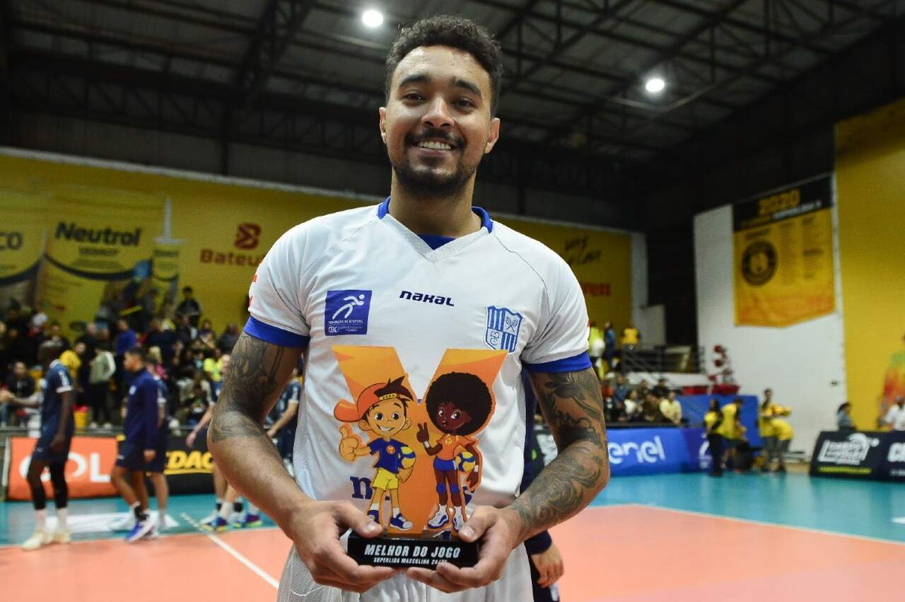 Líbero Maique com o Troféu Viva Vôlei por partida contra o Vedacit Guarulhos