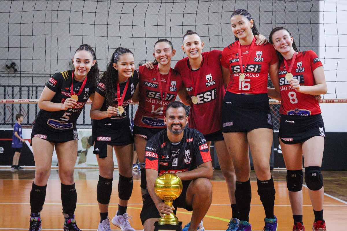 Sesi Bauru comemora o bicampeonato paulista sub-17 (Felipe Wiira/Sesi-SP)