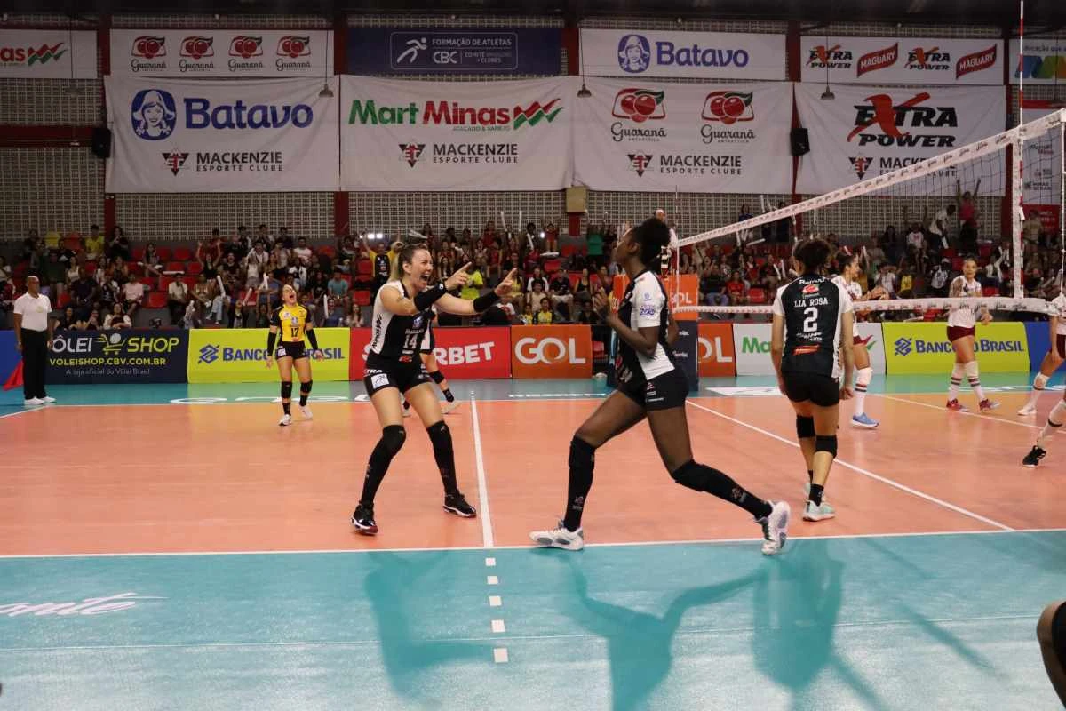 Fabíola comemora ponto com Kimberlly