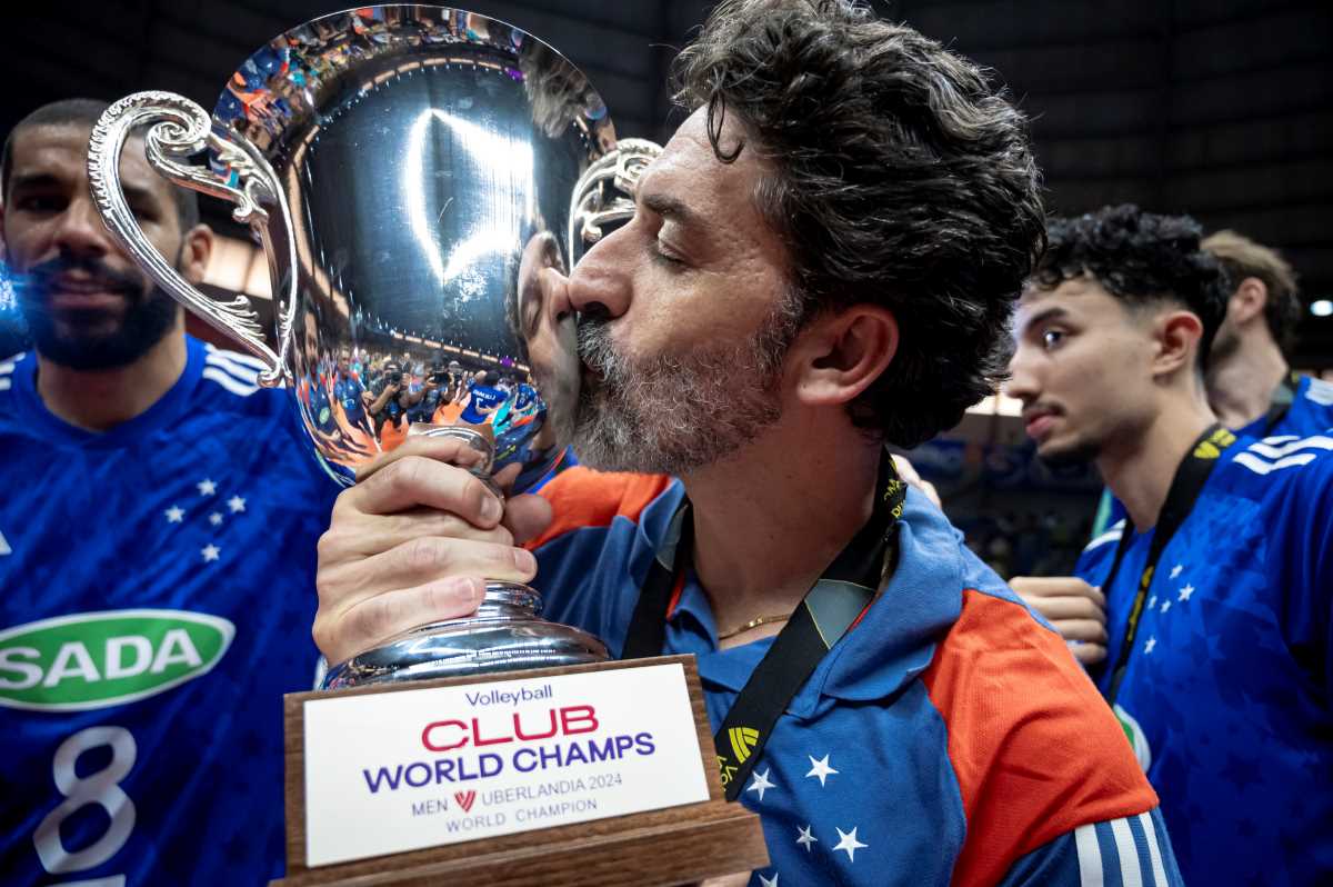 Filipe Ferraz com taça do Mundial de Clubes