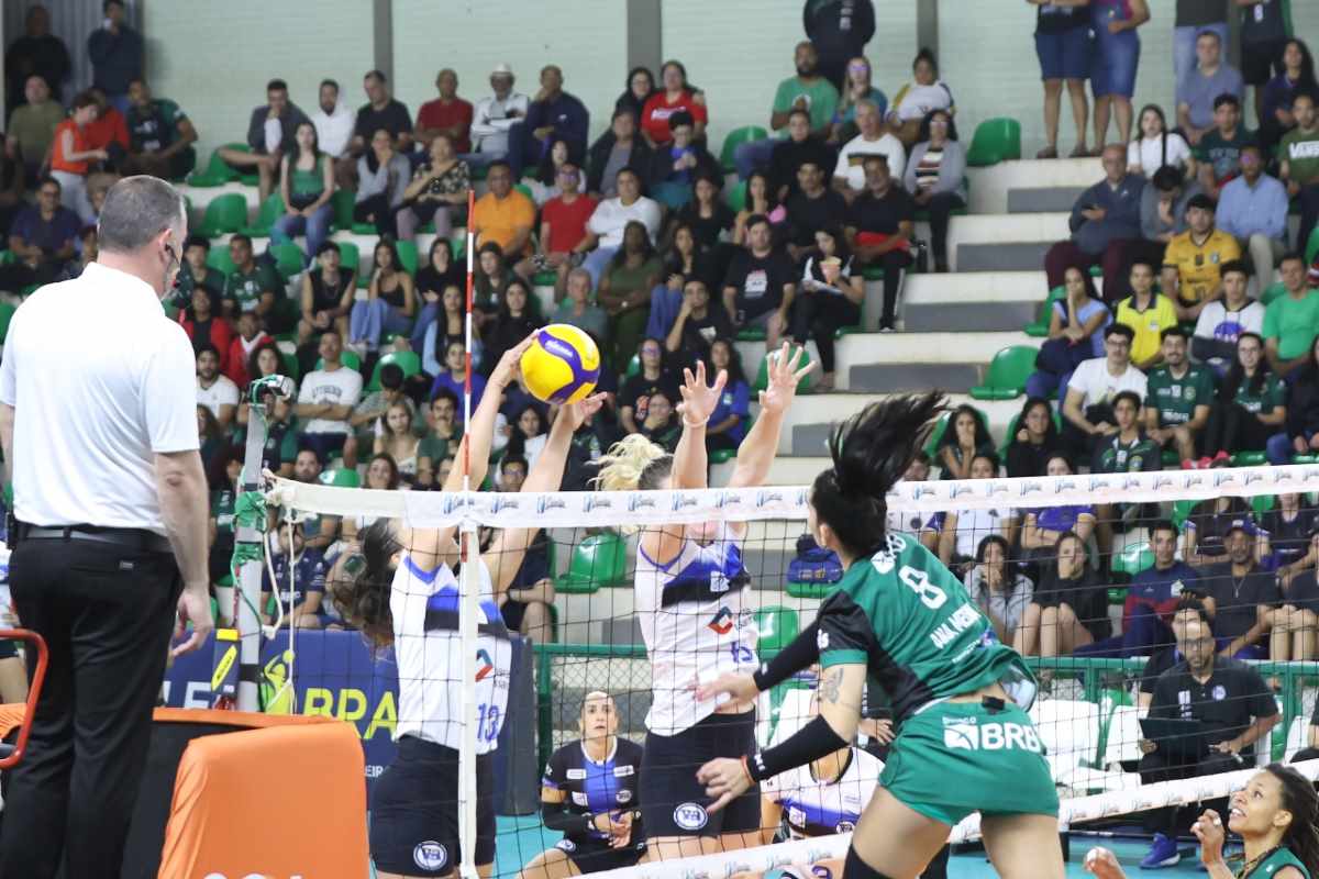 Ana Medina no ataque para o Brasília (Guerreiro Fotografia)