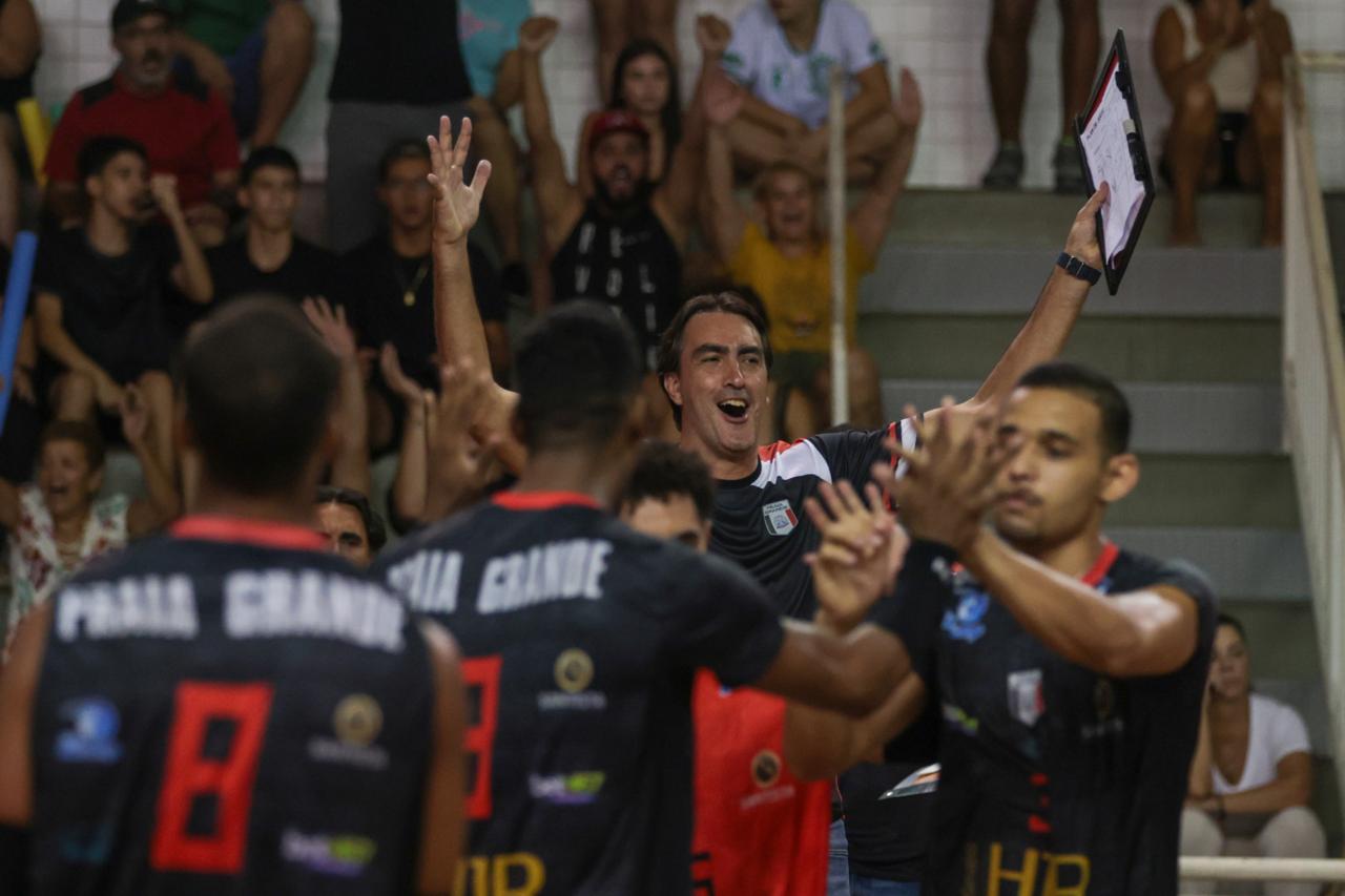 Rodrigão comemora ponto do Praia Grande