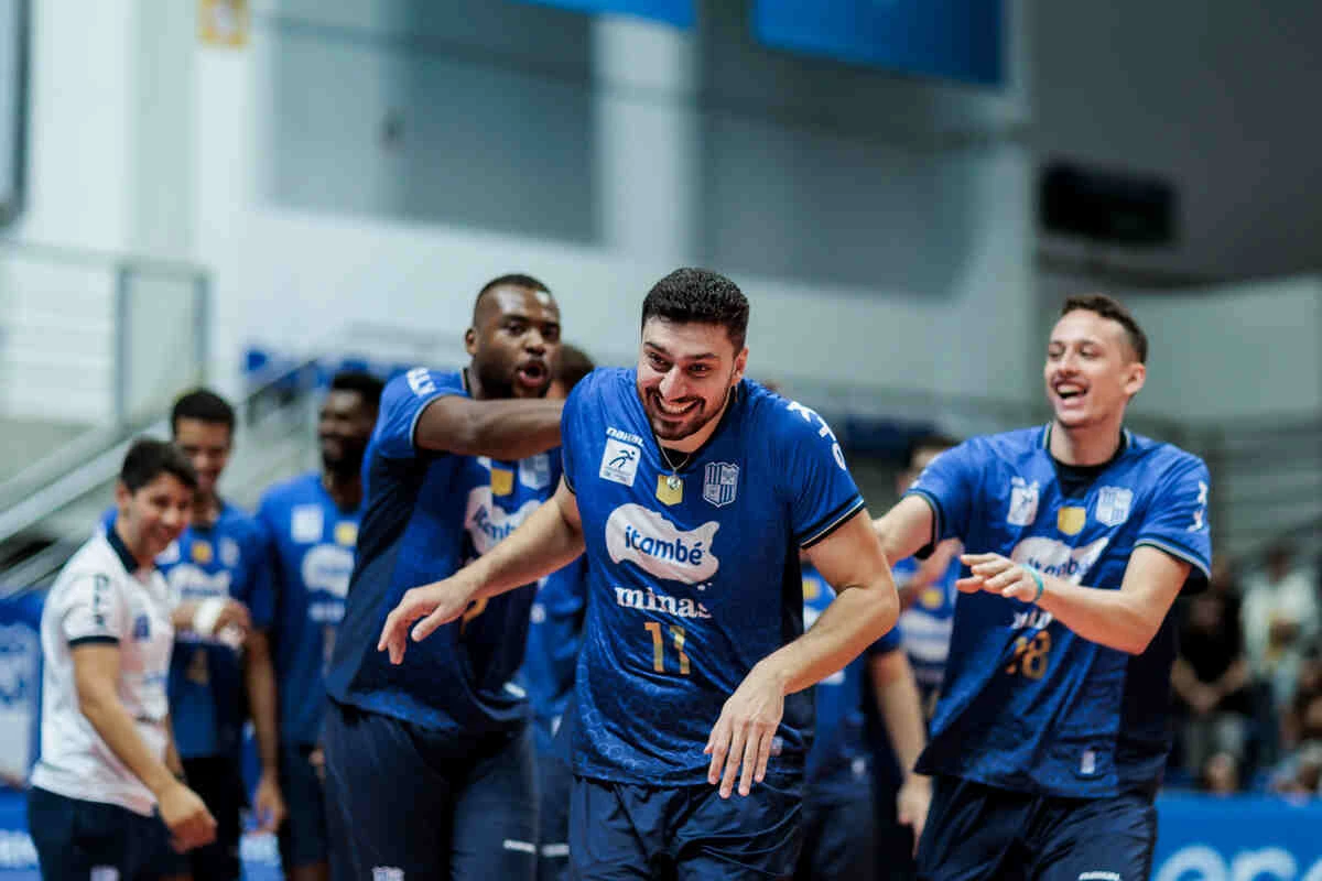 Minas, com o apoio do central Gabriel Bertolini, domina o Praia e conhece adversário das quartas de final da Superliga