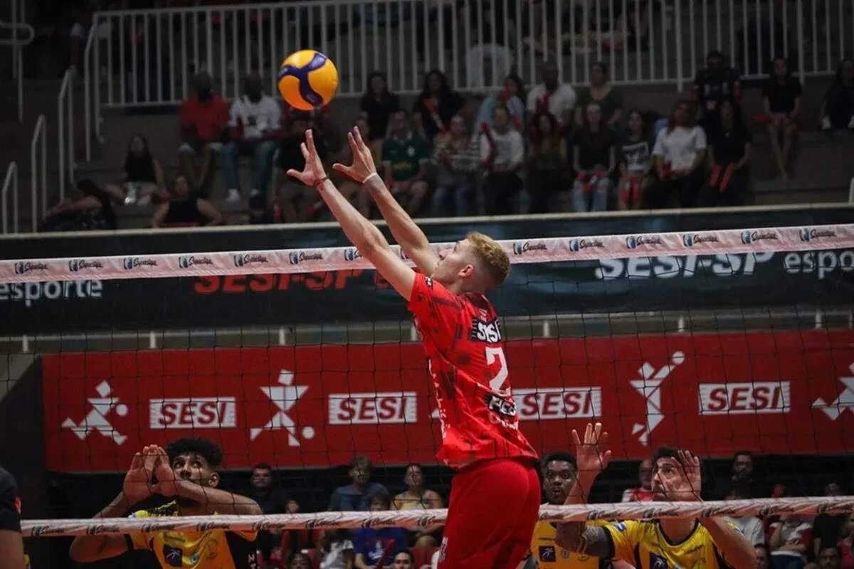Mateus Bender foi destaque do time paulista na primeira partida de quartas de final da Superliga contra o Praia Clube
