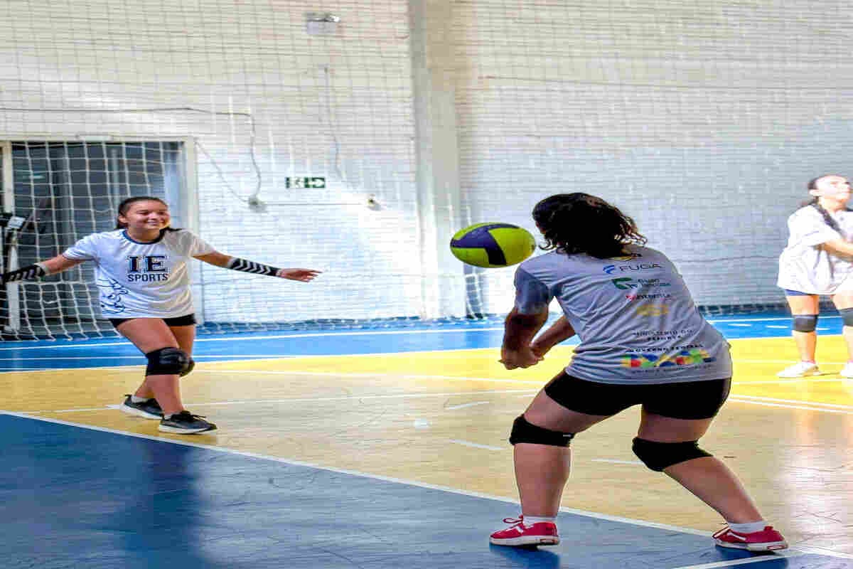Vôlei Transforma utiliza o esporte para beneficiar mais de 200 crianças, adolescentes e adultos em Passo Fundo, Marau e Canoas.