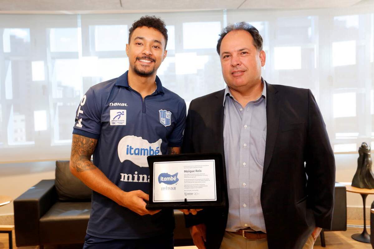 O líbero Maique, de 27 anos foi homenageado pela diretoria minastenista e pelos patrocinadores da equipe Itambé Minas.