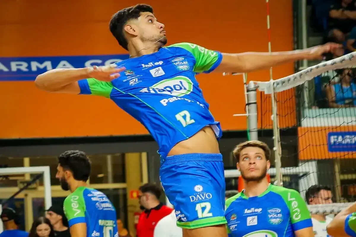 O jogador João Victtor tem passagens pelo E.C. Pinheiros, Minas Tênis Clube e São José, onde atuou entre 2022 e 2025