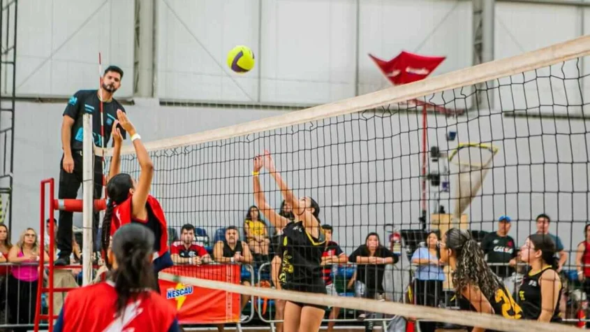 Maior campeonato poliesportivo estudantil do país reúne jovens em atividades inclusivas, incluindo o vôlei