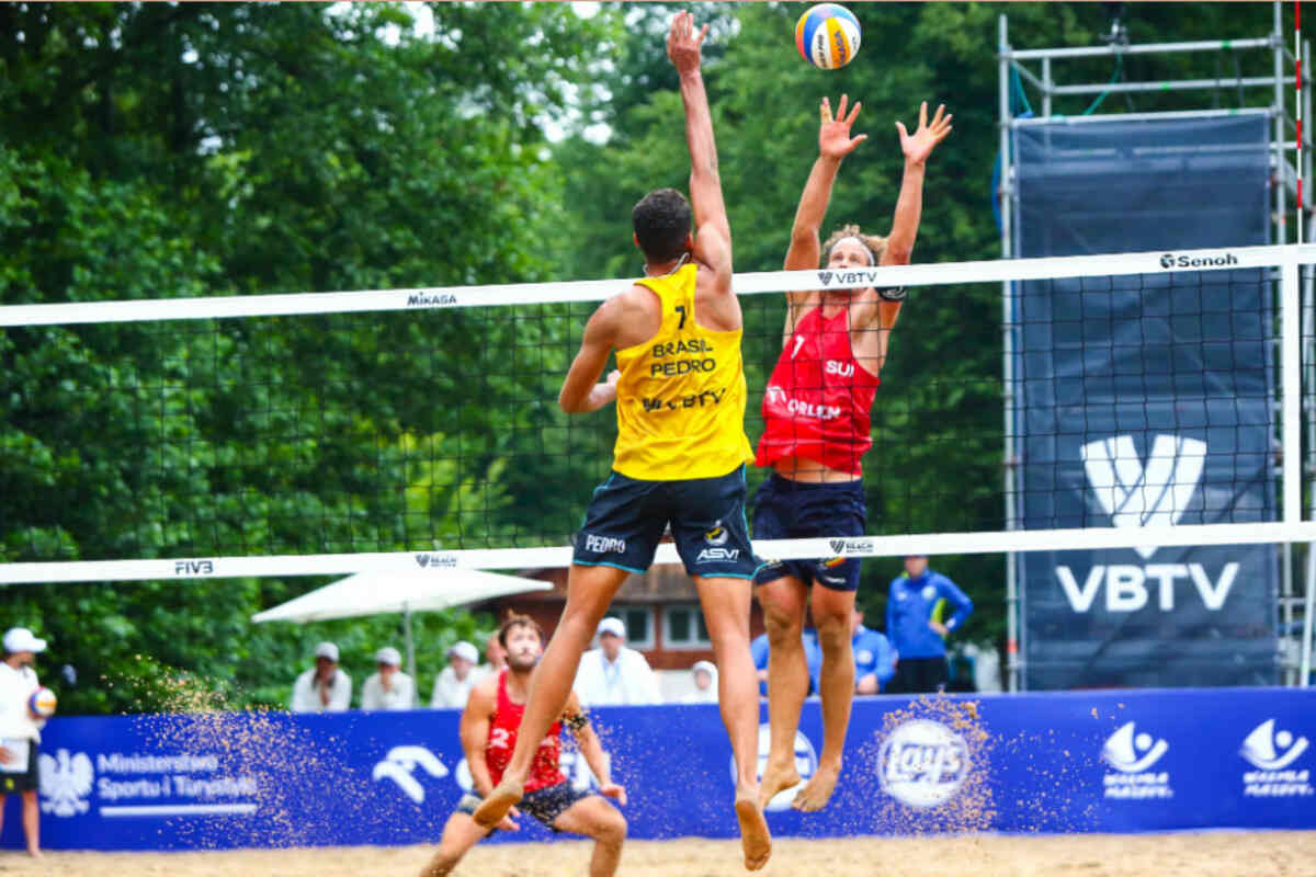 Duplas brasileiras encerram Challenge de Warmia Mazury do Circuito Mundial de vôlei de praia em nono lugar.