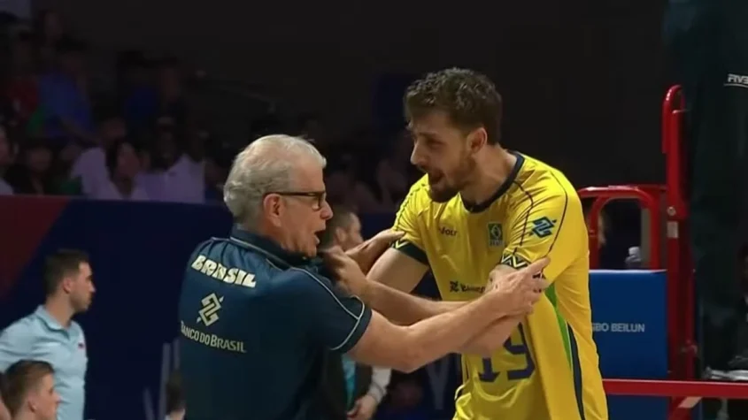 Cena entre Bernardinho e Arthur Bento viraliza e reflete otimismo da Seleção após bronze na VNL