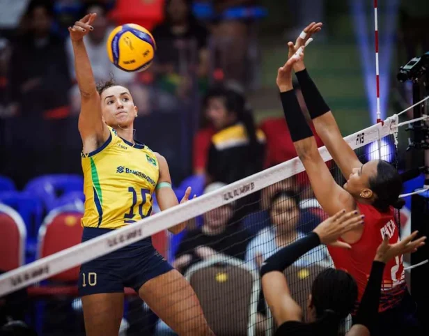 Brasil leva susto, reage e vai pegar a França nas quartas do Mundial de vôlei