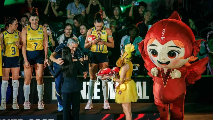 Zé e Gabi no pódio do Mundial