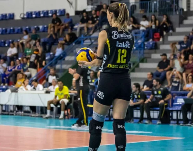 Carol Gattaz entra no fim, pontua no ataque e leva o VivaVôlei