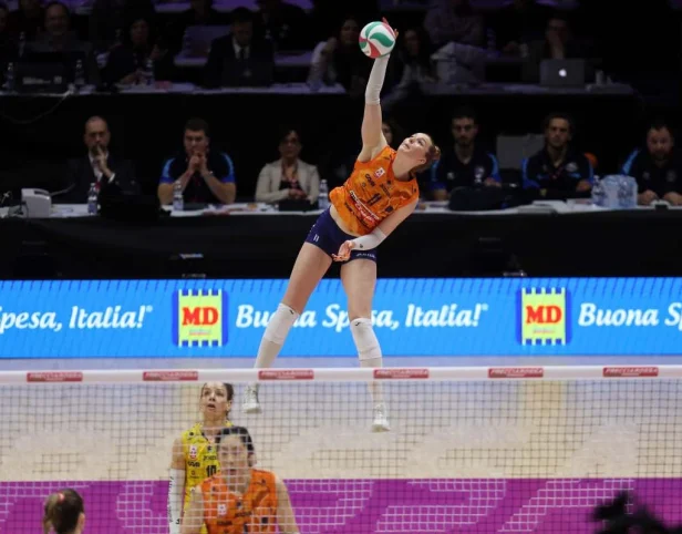 Conegliano, com Gabi como líbero reserva, derrota o Zeren