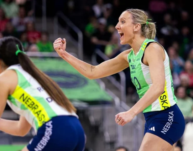 Larson desiste da aposentadoria e volta ao vôlei