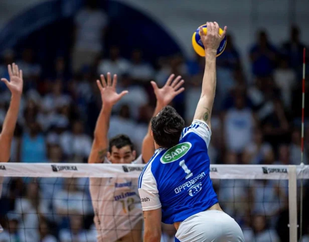 Sada reage, com show de Oppenkoski, e sai na frente do Minas