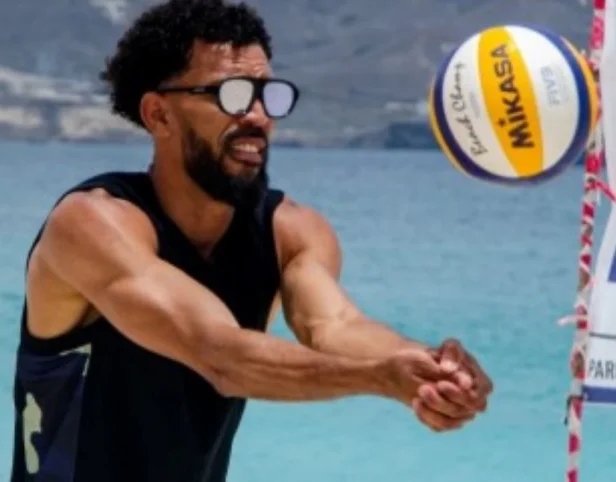 Vozinha, fenômeno da Copa, dá aula de vôlei nas férias